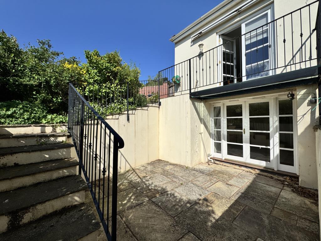 Lot: 138 - TWO-BEDROOM BUNGALOW WITH ANNEXE - Basement patio space